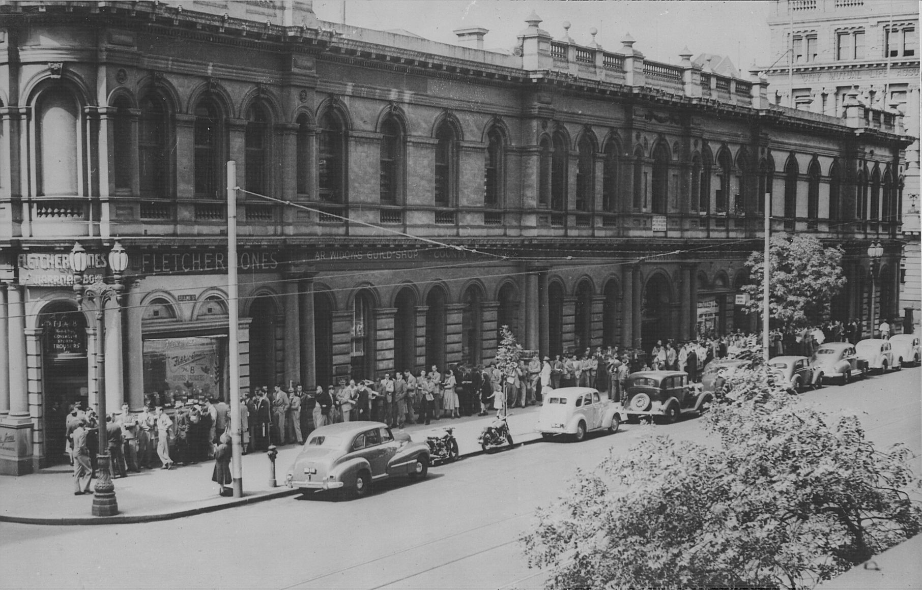 The amazing block long queues outside the FJ Collins St store in 1946. Photo: Jones Family Collection.