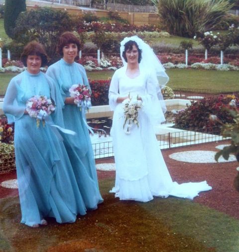 Glenda McGennan and bridesmaids in the FJ gardens